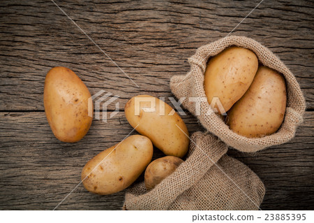 Fresh organic potatoes in hemp sake bags. 23885395