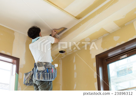 新建住宅的內部工作跨工匠 23896312