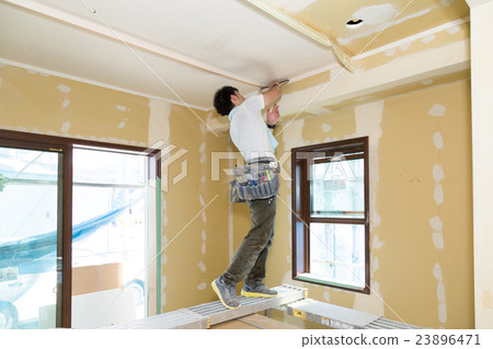 新建住宅的內部工作跨工匠 23896471