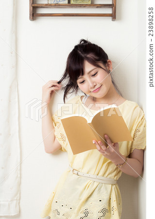 一個女人讀 一個女人讀 23898258