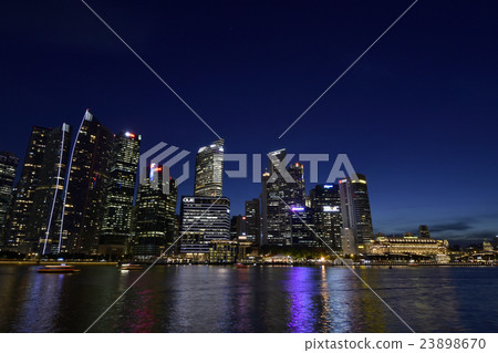 新加坡,摩天大樓小組夜視圖2016年 新加坡,摩天大樓小組夜視圖2016年 23898670