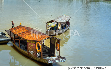 Traditional boats on Sarawak river in Kuching city 23906748