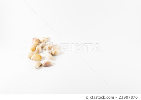 Isolated garlic 23907870