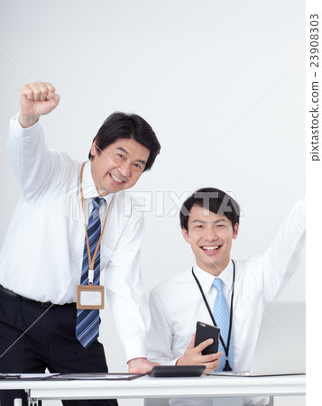 2個商人做膽量姿勢 2個商人做膽量姿勢 23908303