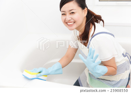 Cleaning the bath 23908550