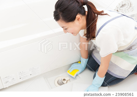 Cleaning the ditch of the bath 23908561