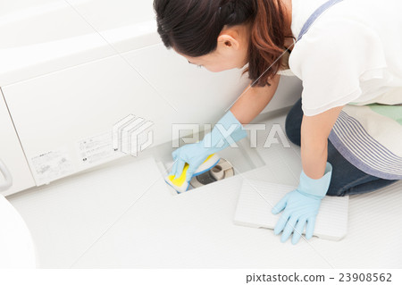 Cleaning the ditch of the bath 23908562