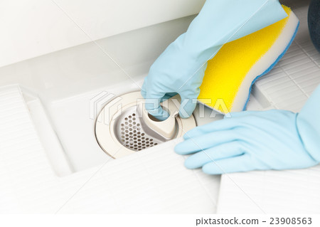 Cleaning the ditch of the bath 23908563