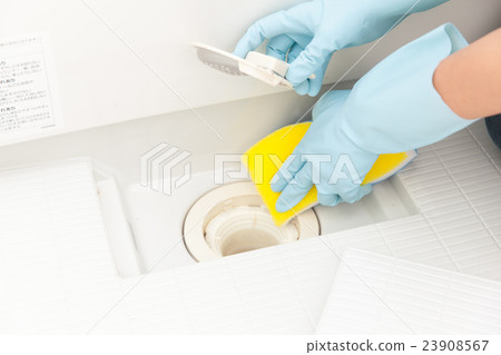 Cleaning the ditch of the bath 23908567