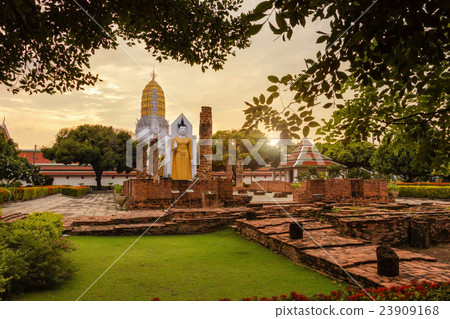 Temple evening in Phitsanulok, Thailand. 23909168