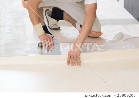 新建住宅室內地板工匠的室內裝修工作 23909205