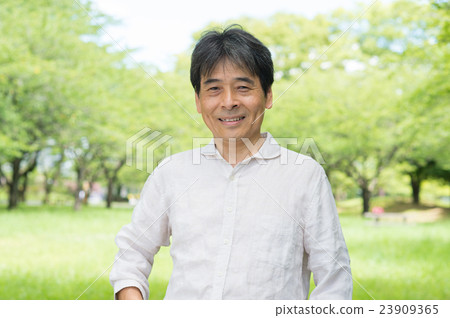 中年男子帶著微笑 中年男子帶著微笑 23909365