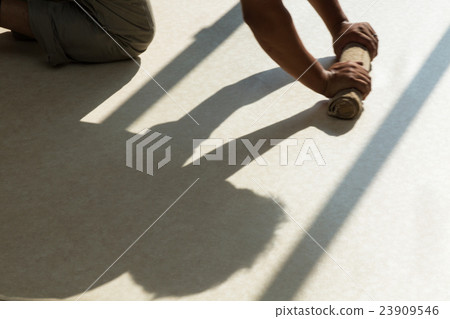 新建住宅室內地板工匠的室內裝修工作 23909546