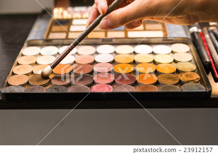 The female hands eyeshadow palette and cosmetic 23912157