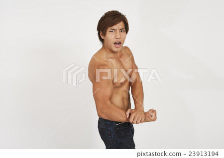 顯示肌肉的強壯男子的年輕人 顯示肌肉的強壯男子的年輕人 23913194
