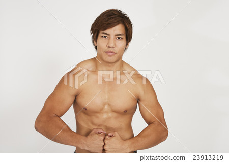 顯示肌肉的強壯男子的年輕人 23913219