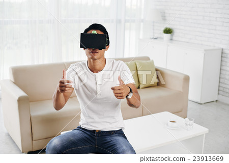 Man in VR goggles 23913669