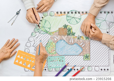 Landscape architect meeting with client 23915208