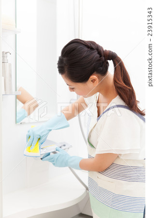 Cleaning the bath Cleaning the bath 23915343
