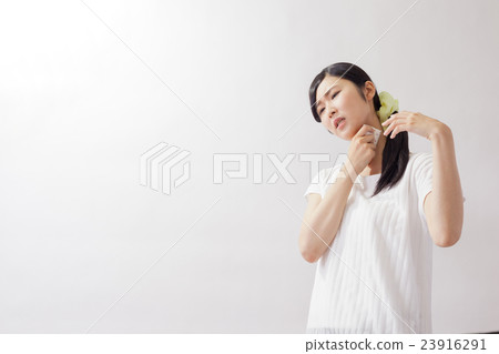 Women wiping sweat with a handkerchief, melancholy, sally Women wiping sweat with a handkerchief, melancholy, sally 23916291