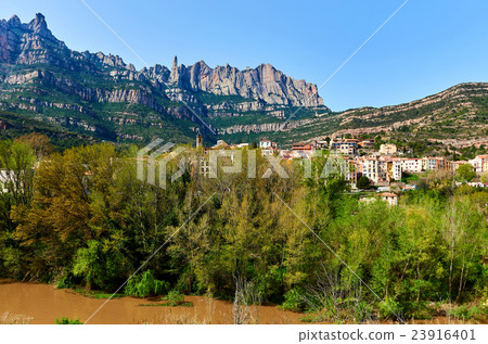 Spectacular view of Montserrat mountains  23916401
