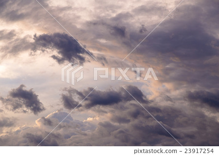 接近天空颱風季節的颱風多雲天空晚上日落日落天空盛夏天空拷貝空間字符空間 23917254