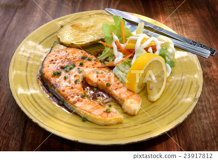 Salmon grilled steak with pepper sauce 23917812