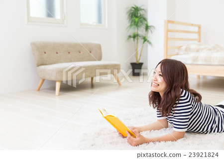 讀一本書的婦女在屋子裡 讀一本書的婦女在屋子裡 23921824
