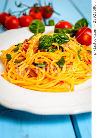 Spaghetti with tomato sauce 23923696