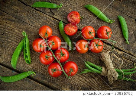 Fresh tomatoes with asparagus and green peas Fresh tomatoes with asparagus and green peas 23926793