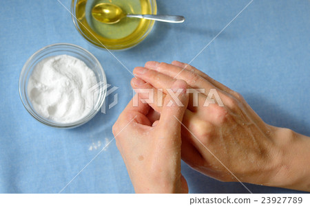 Cleening skin with baking soda Cleening skin with baking soda 23927789