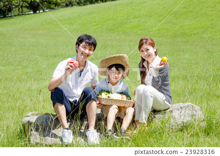 Family who chews fresh fruit 23928316