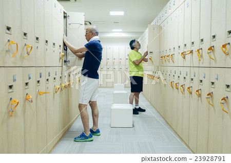 高級健身房更衣室_ 23928791