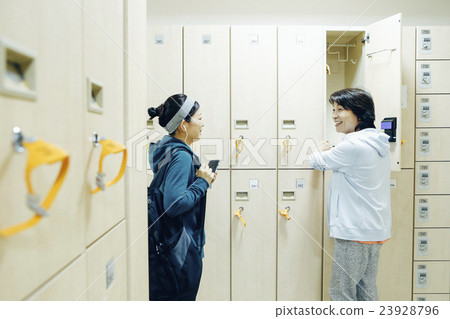 高級健身房更衣室_ 高級健身房更衣室_ 23928796