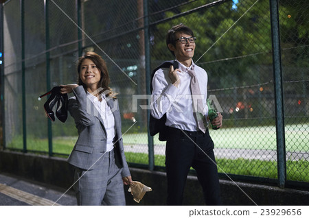 一對夫婦在工作結束時約會 一對夫婦在工作結束時約會 23929656