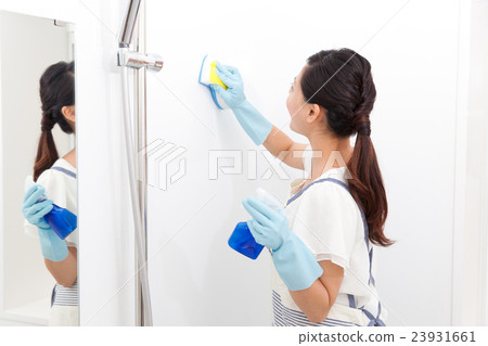 Cleaning the bath 23931661