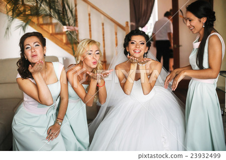 The happinest bride with bridesmaids 23932499
