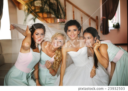 The happinest bride with bridesmaids 23932503