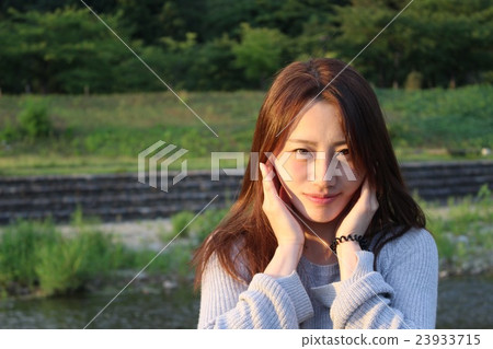 女人晚上微笑 女人晚上微笑 23933715