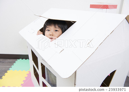 女孩在紙板的房子裡玩 女孩在紙板的房子裡玩 23933971