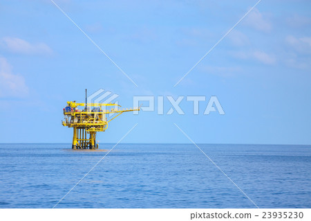 Offshore construction platform for production oil  23935230