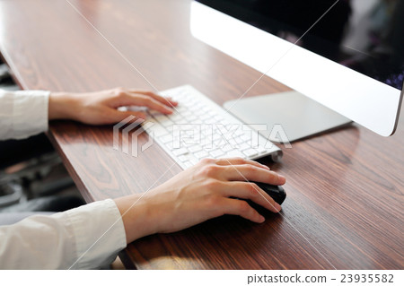 Personal computer · female · body parts Personal computer · female · body parts 23935582