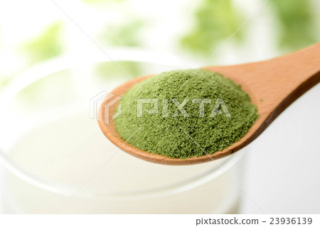 Powdered green juice and milk 23936139