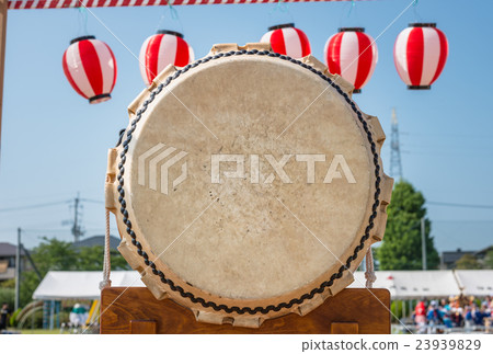 Japanese drum and lantern 23939829