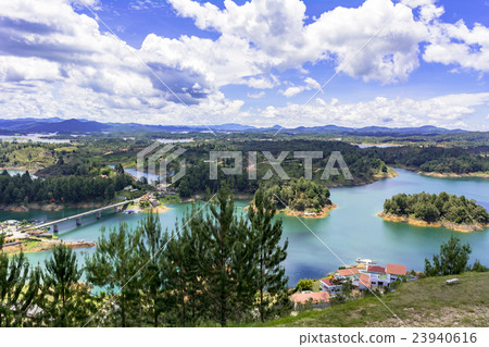 從La Piedra del Peignole湖Guatabe 從La Piedra del Peignole湖Guatabe 23940616