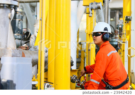 operator recording operation of oil and gas proces operator recording operation of oil and gas proces 23942420