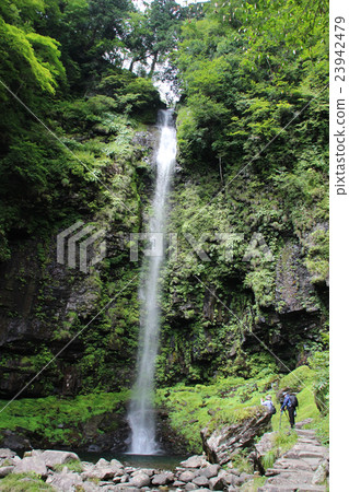 看阿米達瀑布的人近在咫尺 23942479