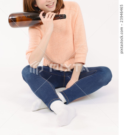 一位年輕的女士用一壺 一位年輕的女士用一壺 23946465