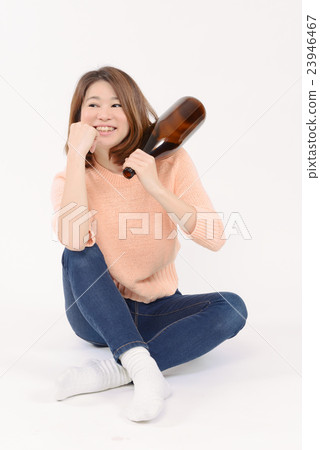 一位年輕的女士用一壺 一位年輕的女士用一壺 23946467