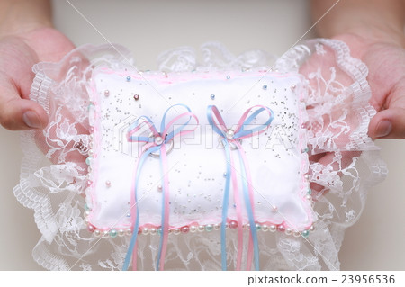 Pastor Ring Pillow（快樂登記合同結婚新生活飾品結婚戒指配飾） 23956536